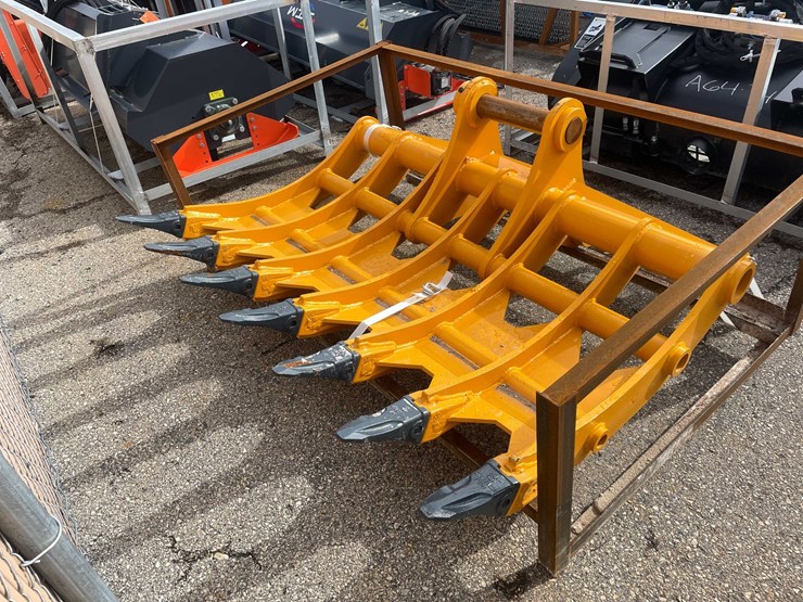 caterpillar-320-image-3