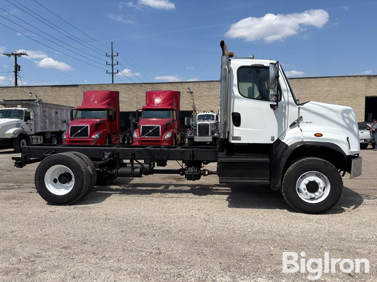 2015-freightliner-108sd-image-4