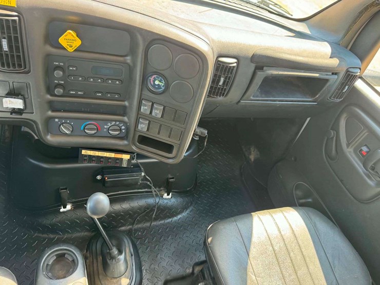 2008-gmc-7500-image-18