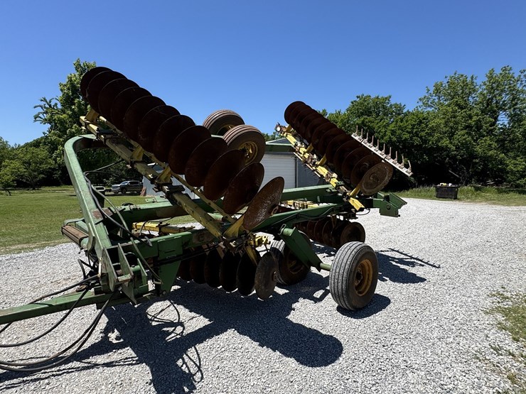 john-deere-220-image-7