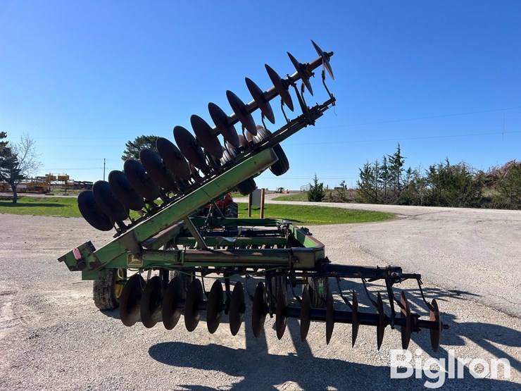 john-deere-220-image-6