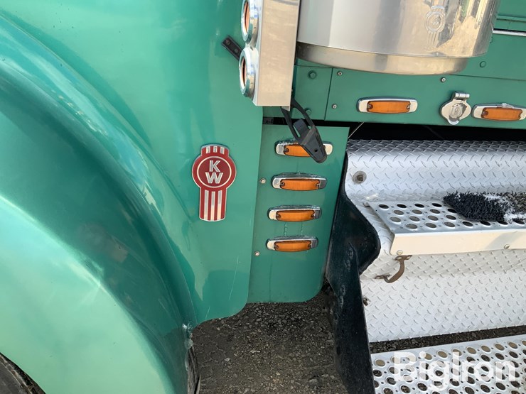 2005-kenworth-w900l-image-13