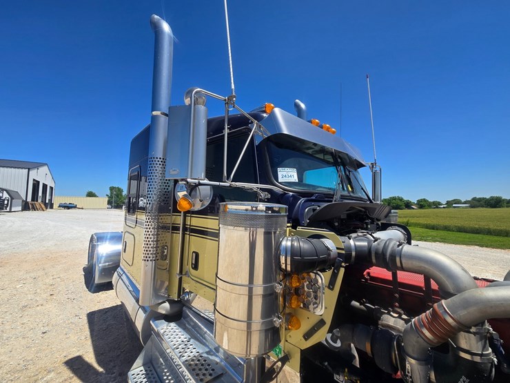 2023-kenworth-w900-image-103