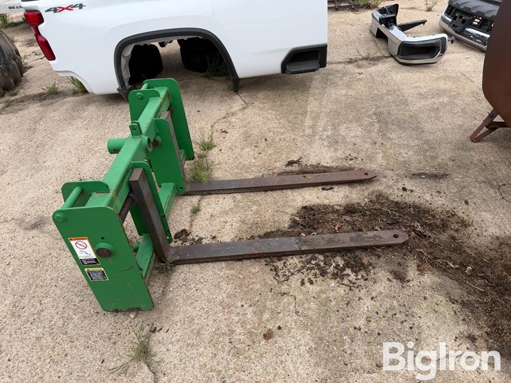 john-deere-pallet-forks-image-4