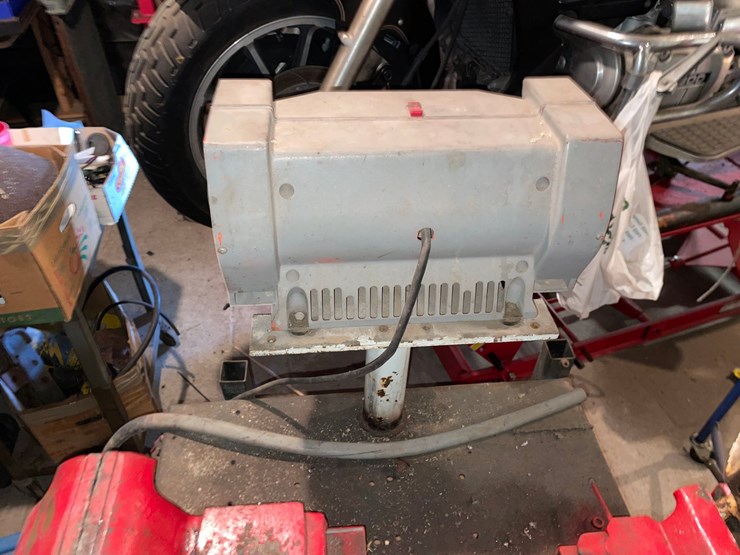 #7049-•-metal-shop-stand-with-vices-image-4