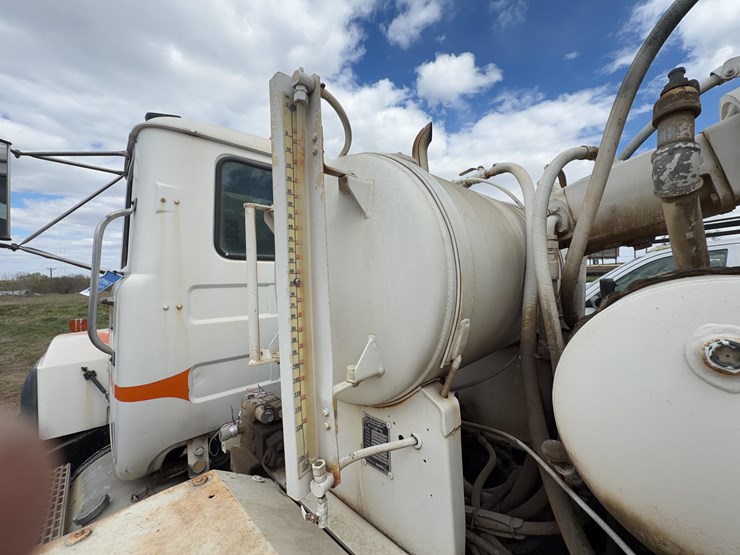 2001-mack-rd690s-image-45
