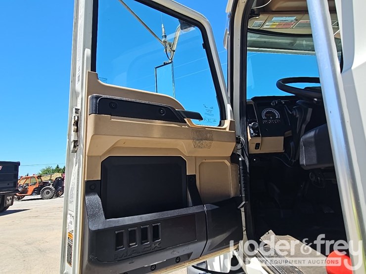 2021-mack-gr64f-image-36