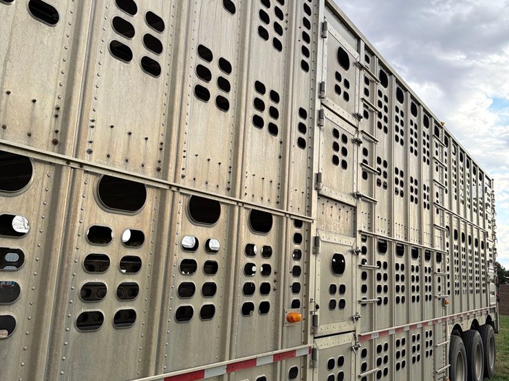 2008-wilson-livestock-trailer-image-33