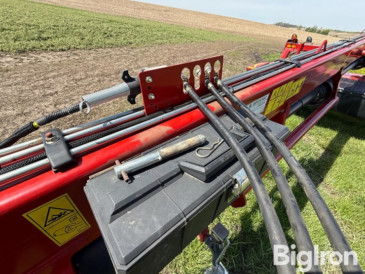 2021-new-holland-1000-image-13