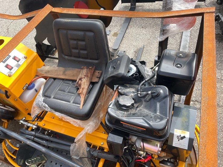 #9043-•-unused-ride-on-concrete-power-trowel-(o12)-image-14