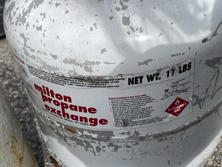 #9079-•-(2)-propane-tanks-(o3)-image-6