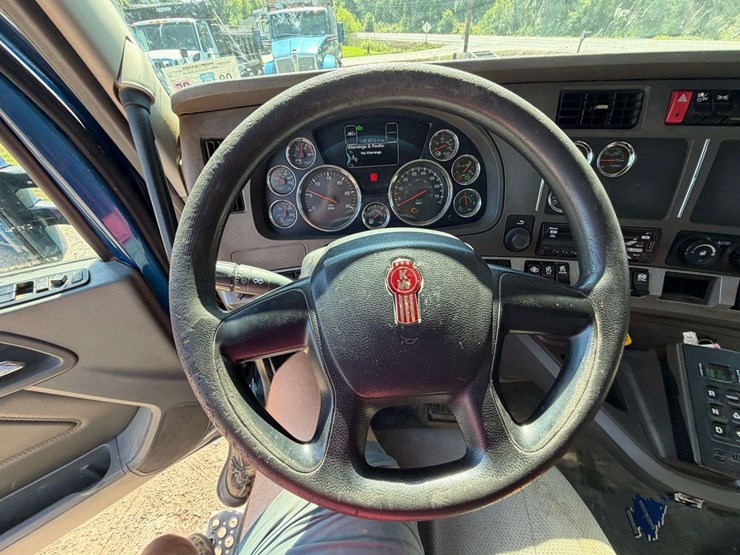 2016-kenworth-t880-image-31