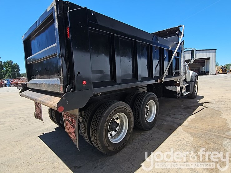 2021-mack-gr64f-image-5