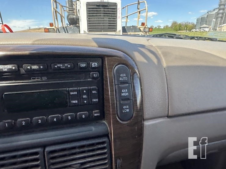 2004-ford-explorer-image-12