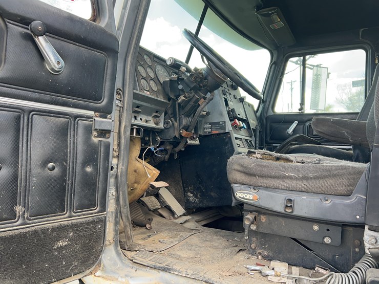 2000-mack-ch613-image-17