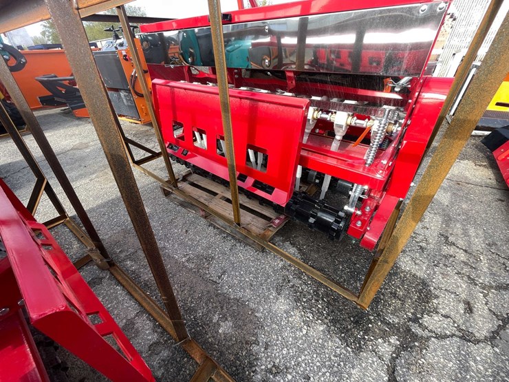#9028-•-unused-agt-70-skid-steer-universal-mount-(o12)-image-4