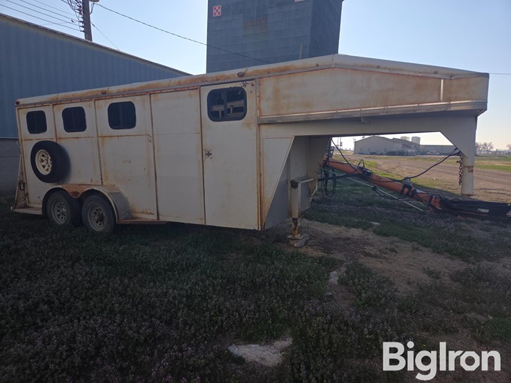 2025-assembled-t/a-livestock-trailer-image-4