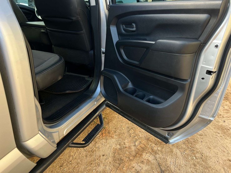 2016-nissan-titan-image-21