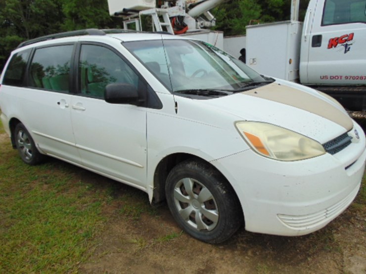 2005-toyota-sienna-image-7
