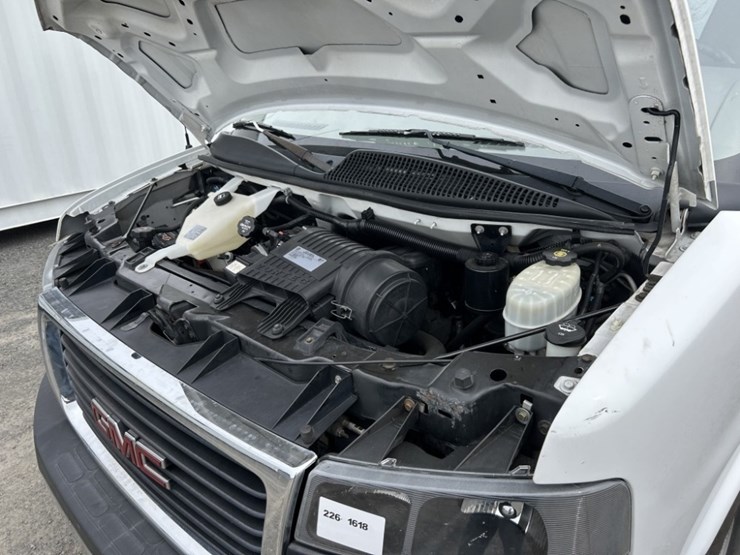 2016-gmc-savana-cargo-van-image-31
