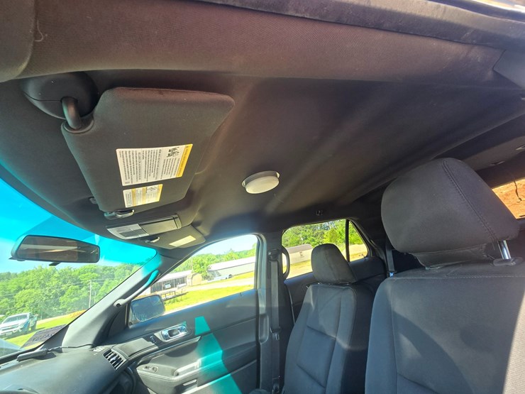 2015-ford-explorer-image-30