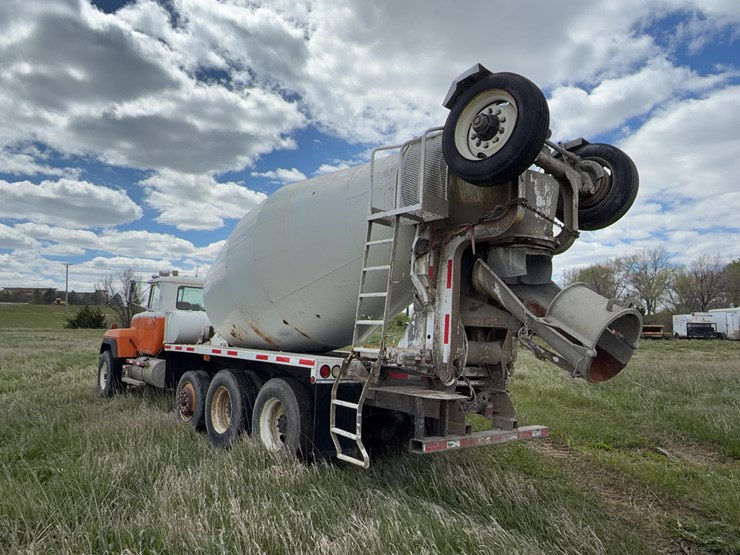 1996-mack-rd688c-cement-truck-image-7