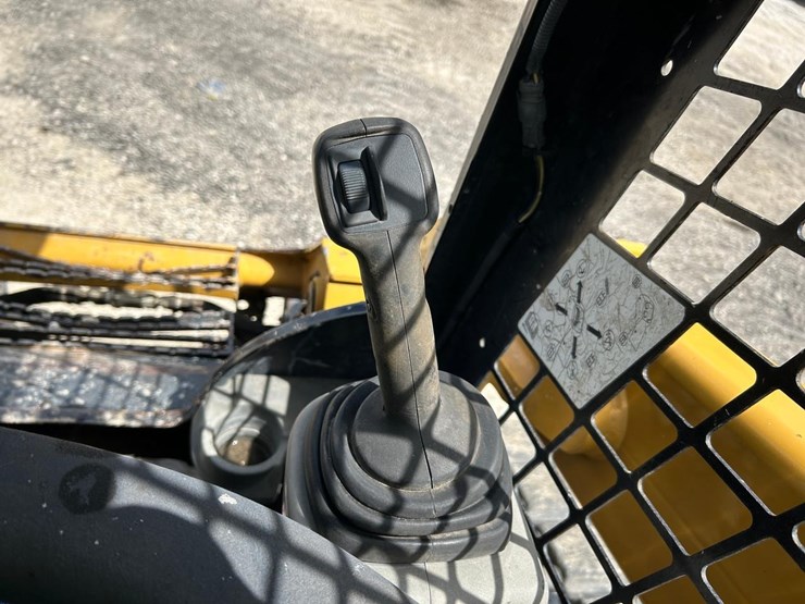 2015-caterpillar-299d-image-21