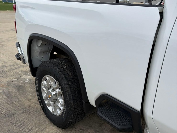 2021-chevrolet-2500hd-image-19