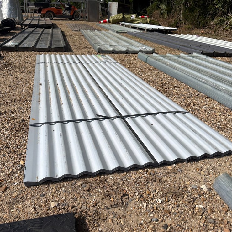 #5150 • BUNDLE OF 3FT X 8FT WHITE METAL ROOF PANELS