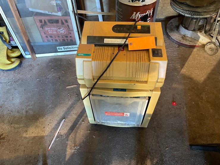#7016-•-royal-paper-shredder-image-1