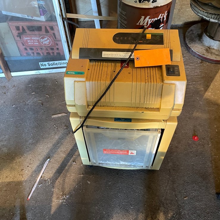 #7016 • Royal Paper Shredder