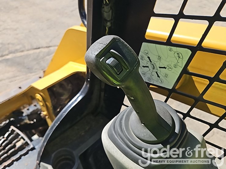 2015-caterpillar-257d-image-26
