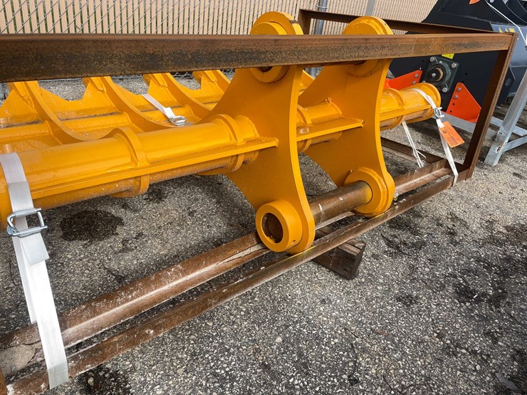 caterpillar-320-image-15