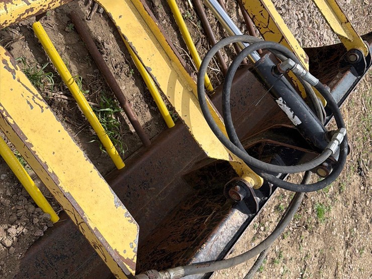 mds-72”-skidloader-grapple-manure-bucket-image-10