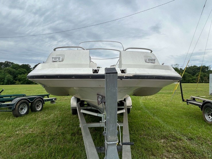1996-chaparral-sunesta-230-deck-boat-w/mercruiser-se116-inboard/outboard-&-trailer-(no-title~bos-onl-image-8