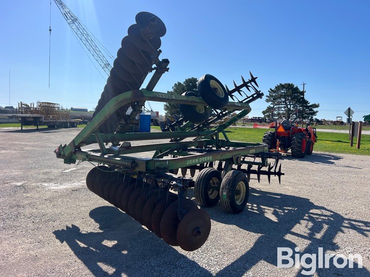 john-deere-220-image-5