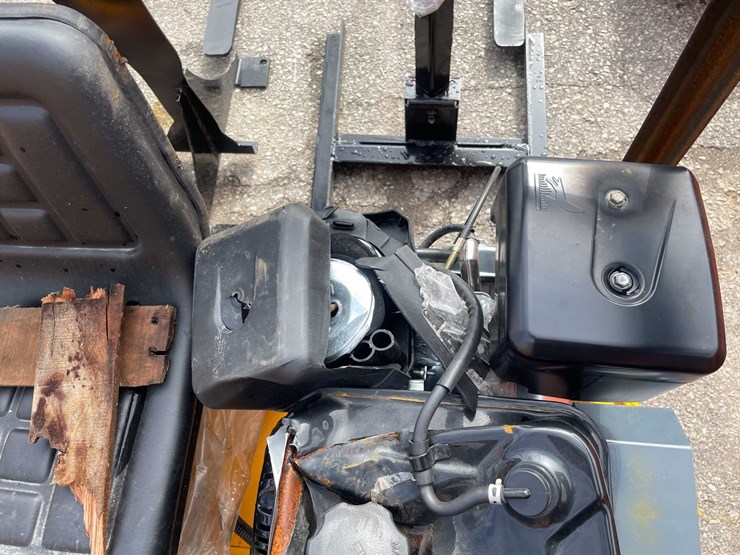 #9043-•-unused-ride-on-concrete-power-trowel-(o12)-image-15