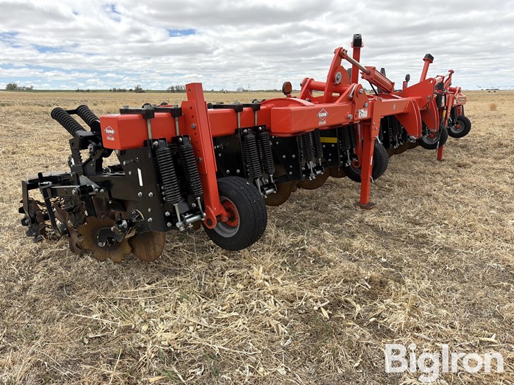 2019-kuhn-gladiator-1205-strip-tiller-image-3