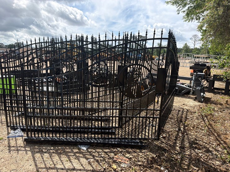 #5124-•-set-of-gates-with-horse-design-image-1
