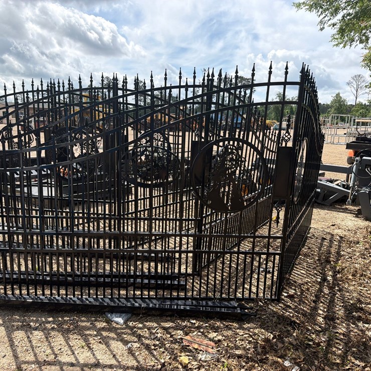 #5124 • SET OF GATES WITH HORSE DESIGN