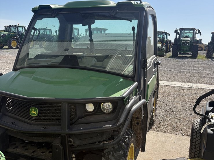 2021-john-deere-gator-image-11