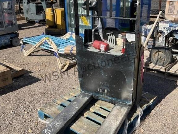 yale-4510lbs-capacity-pallet-jack-image-1