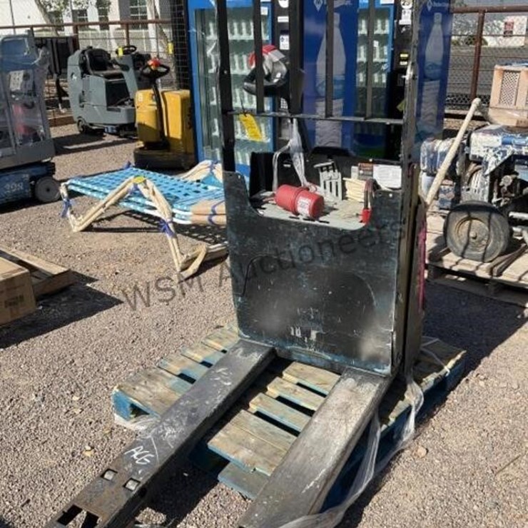 YALE 4510LBS CAPACITY PALLET JACK