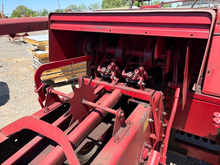 new-holland-276-image-4