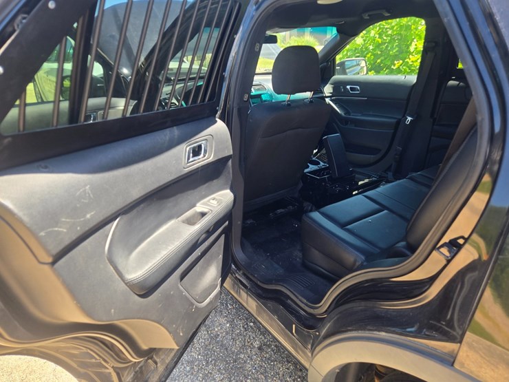 2016-ford-explorer-image-32