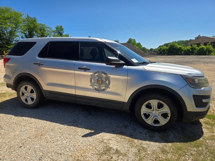2016-ford-explorer-image-16