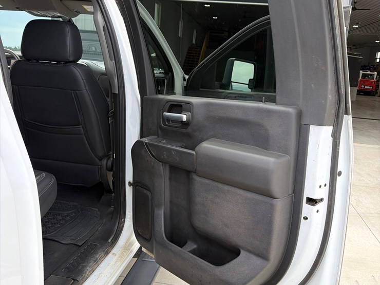 2021-chevrolet-2500hd-image-51