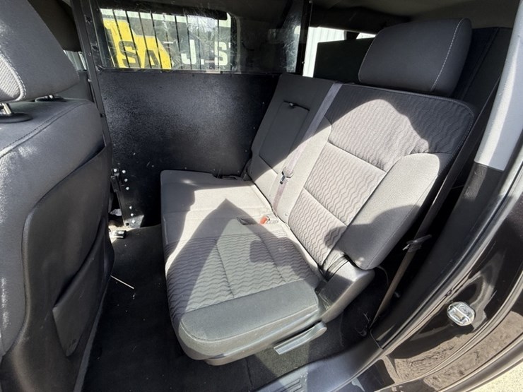 2015-chevrolet-suburban-image-24