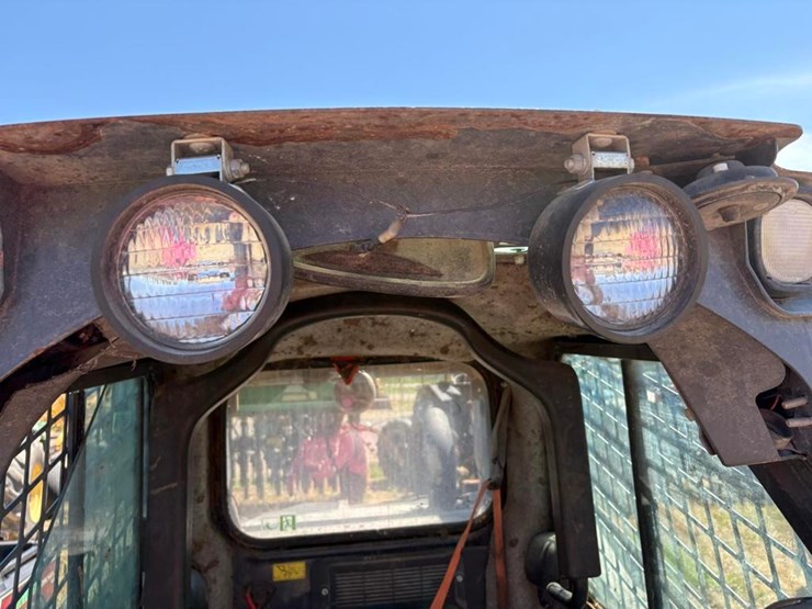 2018-deere-320g-image-13