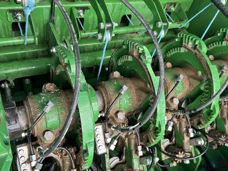 2016-john-deere-l340-image-32